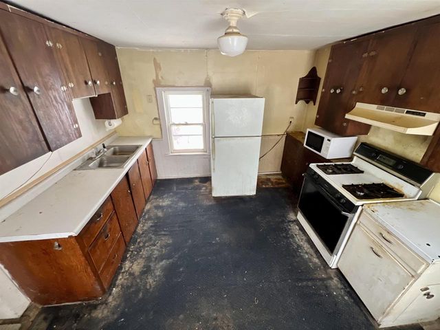 600 ROYALTON STREET, Waupaca, WI 54981