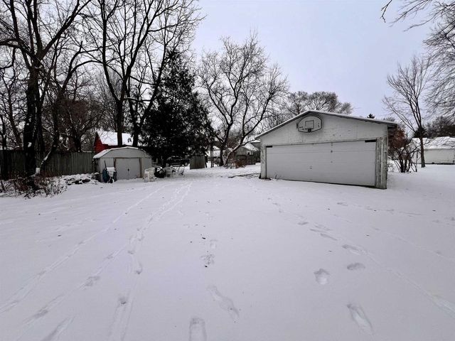 600 ROYALTON STREET, Waupaca, WI 54981