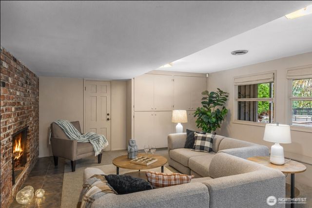 16521 NE 1st Place, Bellevue, WA 98008