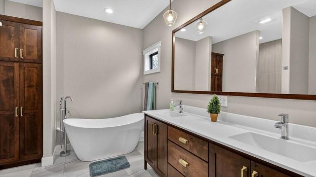 4642 S Oakwood Hills Parkway, Eau Claire, WI 54701
