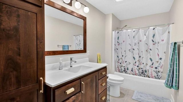 4642 S Oakwood Hills Parkway, Eau Claire, WI 54701