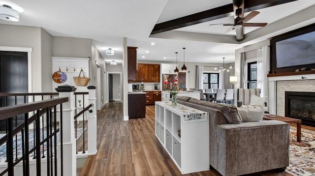 4642 S Oakwood Hills Parkway, Eau Claire, WI 54701