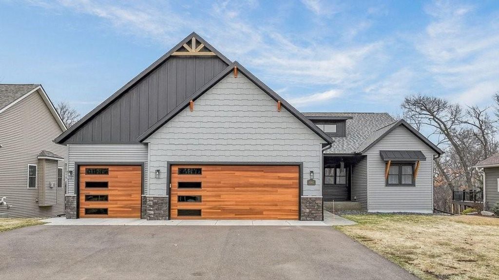 4642 S Oakwood Hills Parkway, Eau Claire, WI 54701