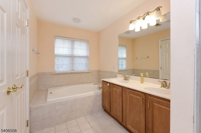 14 Scarlet Oak Dr, Montgomery Twp., NJ 08540