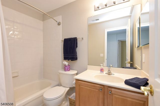 14 Scarlet Oak Dr, Montgomery Twp., NJ 08540