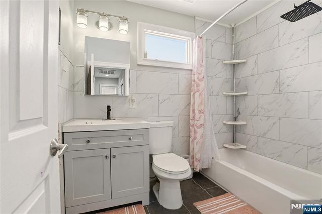 41 15th Avenue, Elmwood Park, NJ 07407