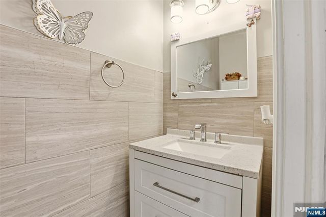 41 15th Avenue, Elmwood Park, NJ 07407