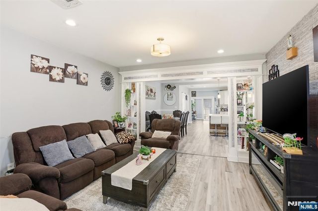 41 15th Avenue, Elmwood Park, NJ 07407