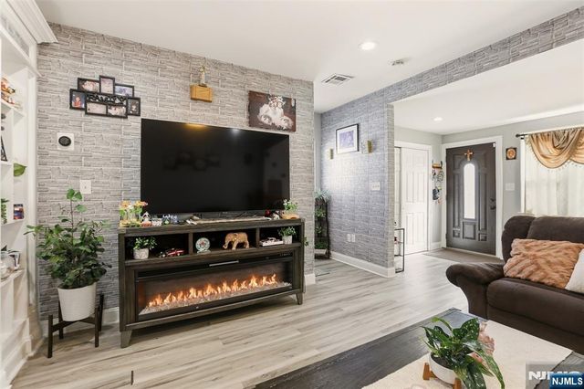 41 15th Avenue, Elmwood Park, NJ 07407