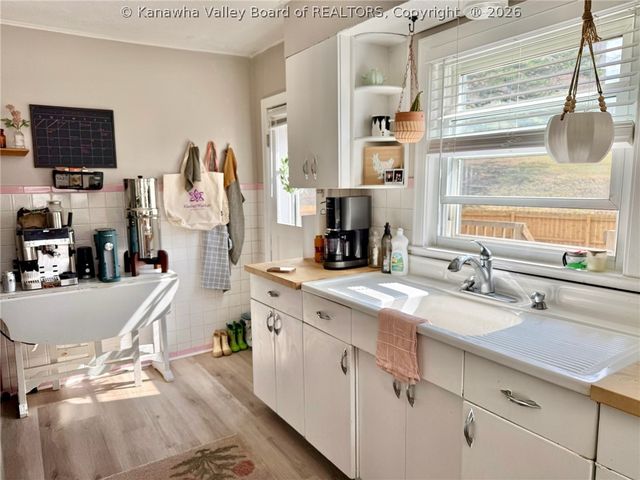 910 Cross Lanes Drive, Cross Lanes, WV 25313