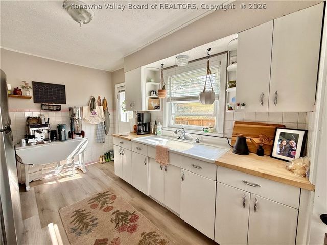 910 Cross Lanes Drive, Cross Lanes, WV 25313