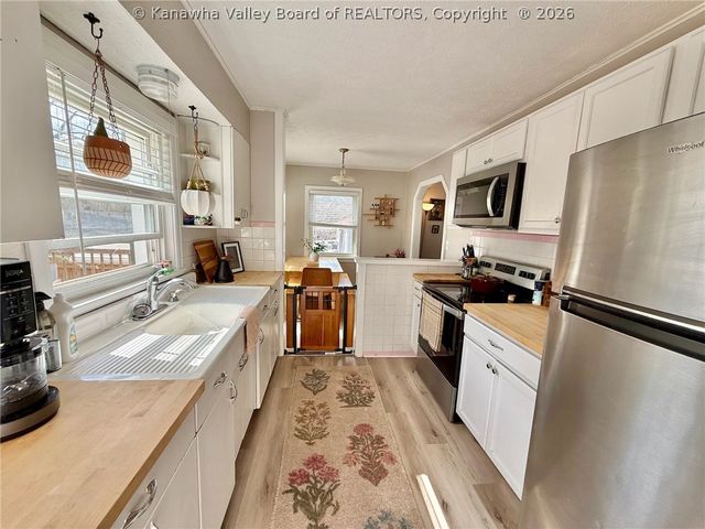 910 Cross Lanes Drive, Cross Lanes, WV 25313