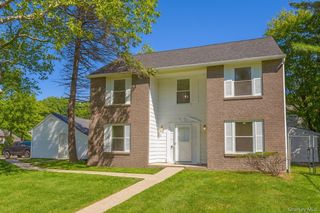 6 Petersburg Court, Coram, NY 11727