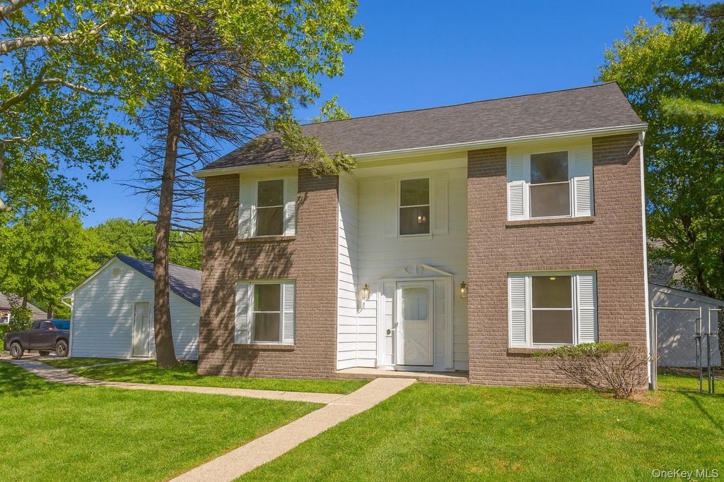 6 Petersburg Court, Coram, NY 11727