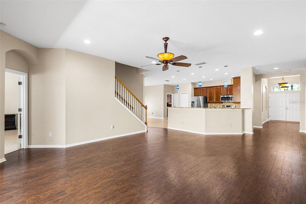 Image 11 of property listing at 443 YORK DALE DRIVE, Ruskin, FL 33570