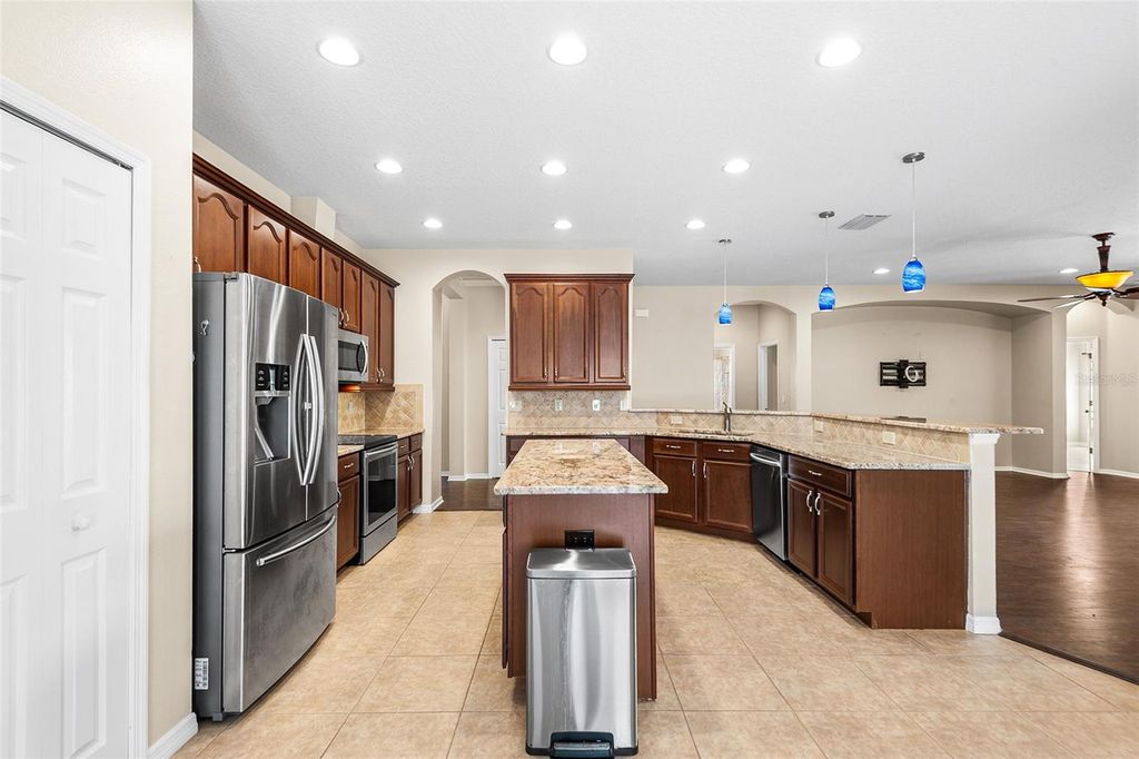 Image 13 of property listing at 443 YORK DALE DRIVE, Ruskin, FL 33570