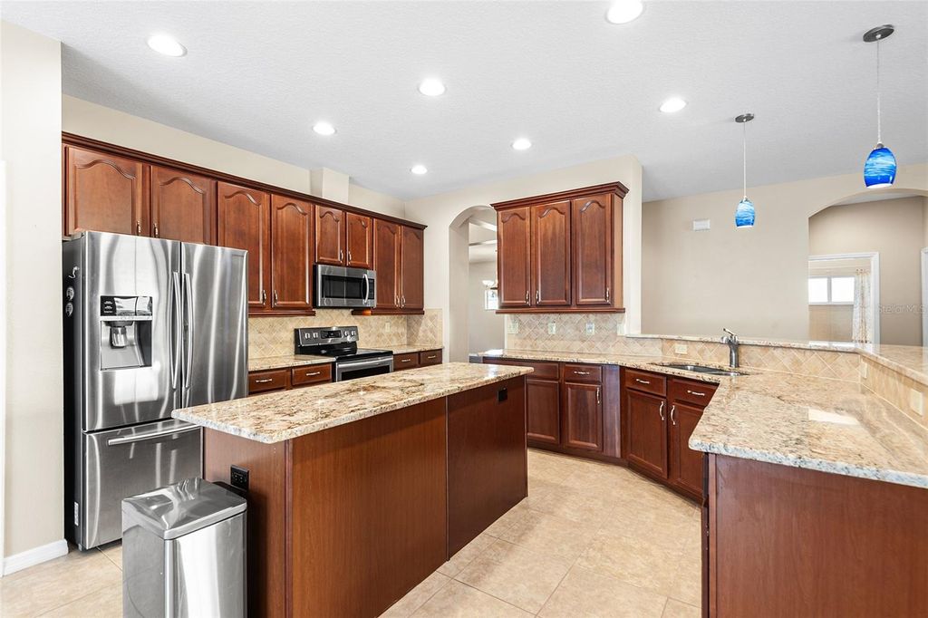 Image 14 of property listing at 443 YORK DALE DRIVE, Ruskin, FL 33570