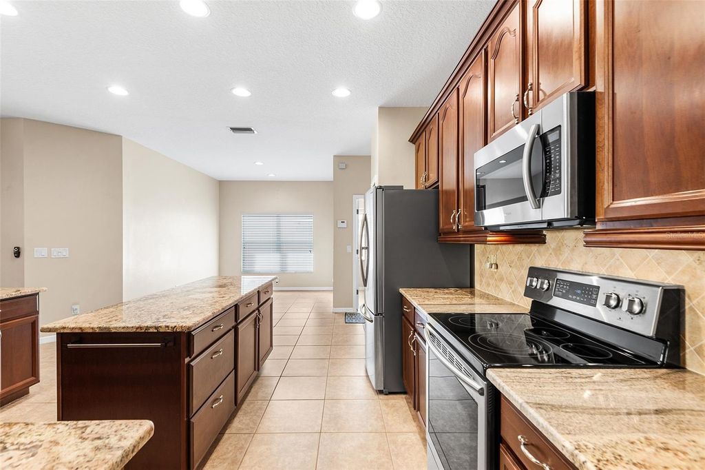 Image 15 of property listing at 443 YORK DALE DRIVE, Ruskin, FL 33570