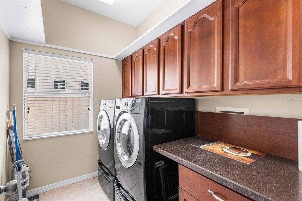Image 16 of property listing at 443 YORK DALE DRIVE, Ruskin, FL 33570