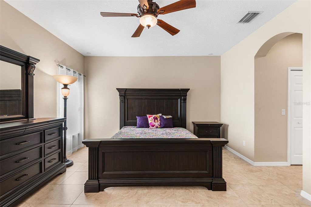 Image 18 of property listing at 443 YORK DALE DRIVE, Ruskin, FL 33570