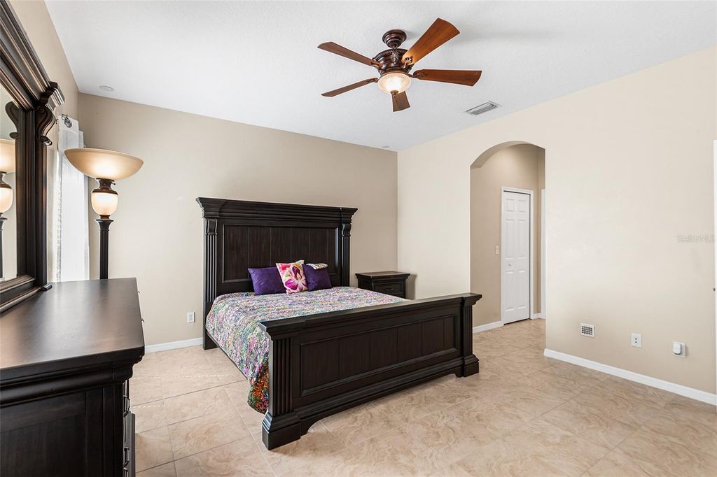 Image 20 of property listing at 443 YORK DALE DRIVE, Ruskin, FL 33570