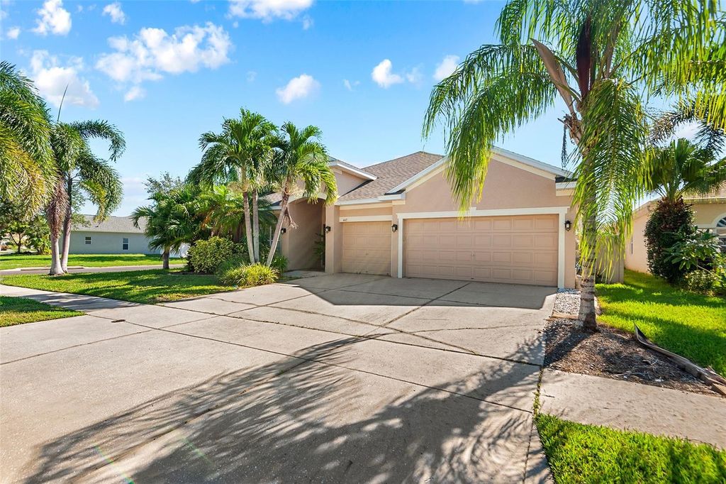 Image 3 of property listing at 443 YORK DALE DRIVE, Ruskin, FL 33570