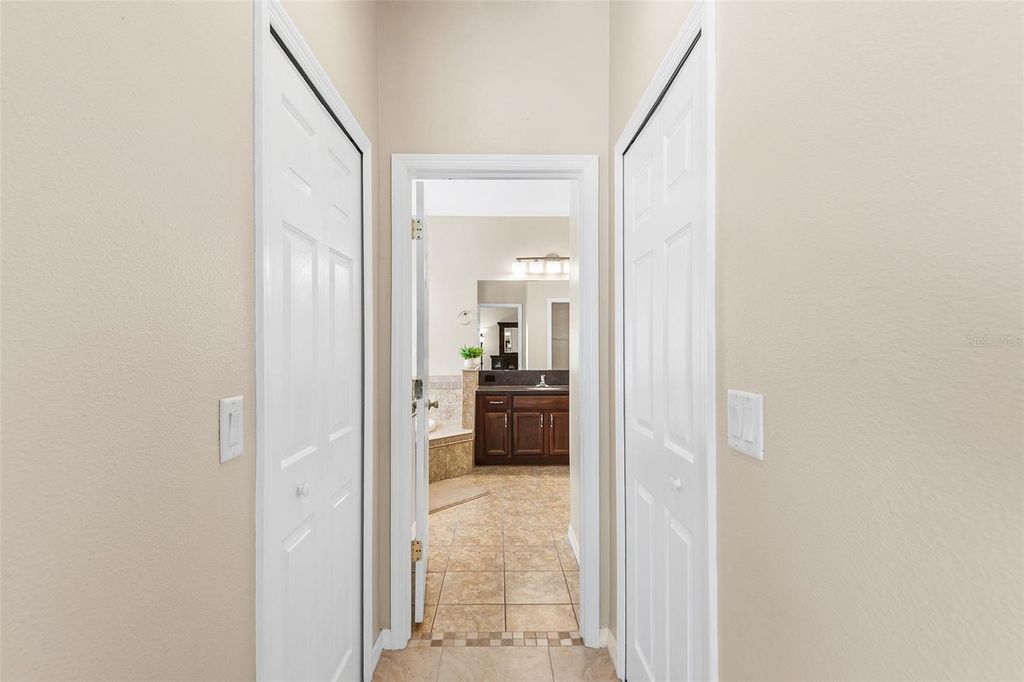 Image 21 of property listing at 443 YORK DALE DRIVE, Ruskin, FL 33570