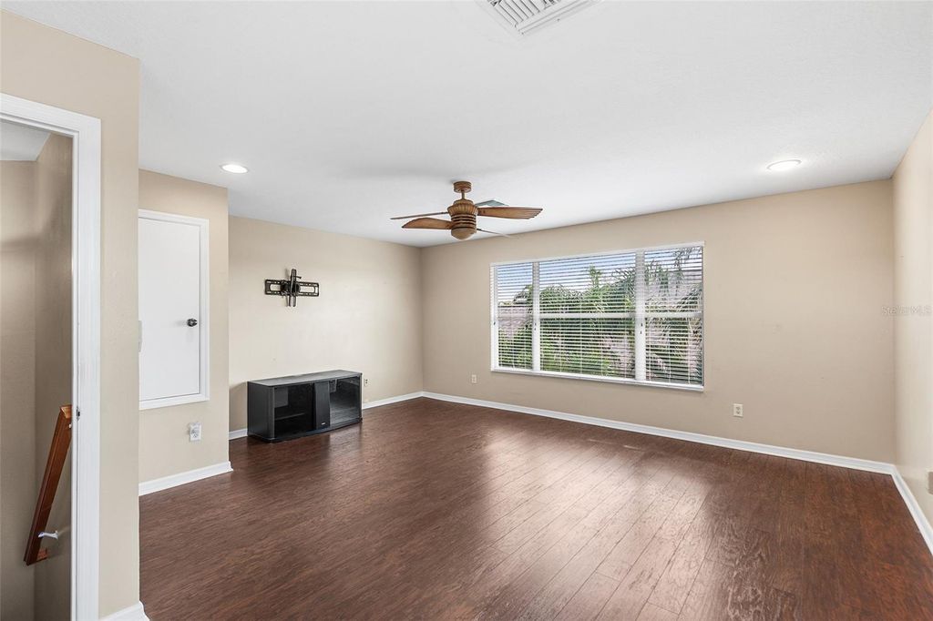 Image 24 of property listing at 443 YORK DALE DRIVE, Ruskin, FL 33570
