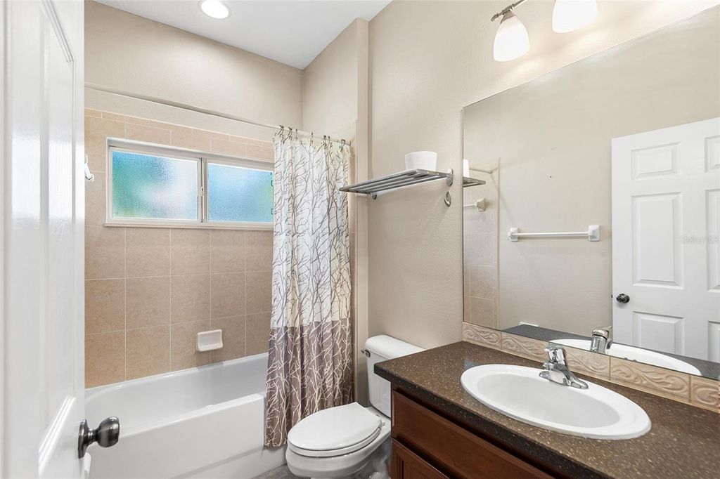 Image 28 of property listing at 443 YORK DALE DRIVE, Ruskin, FL 33570