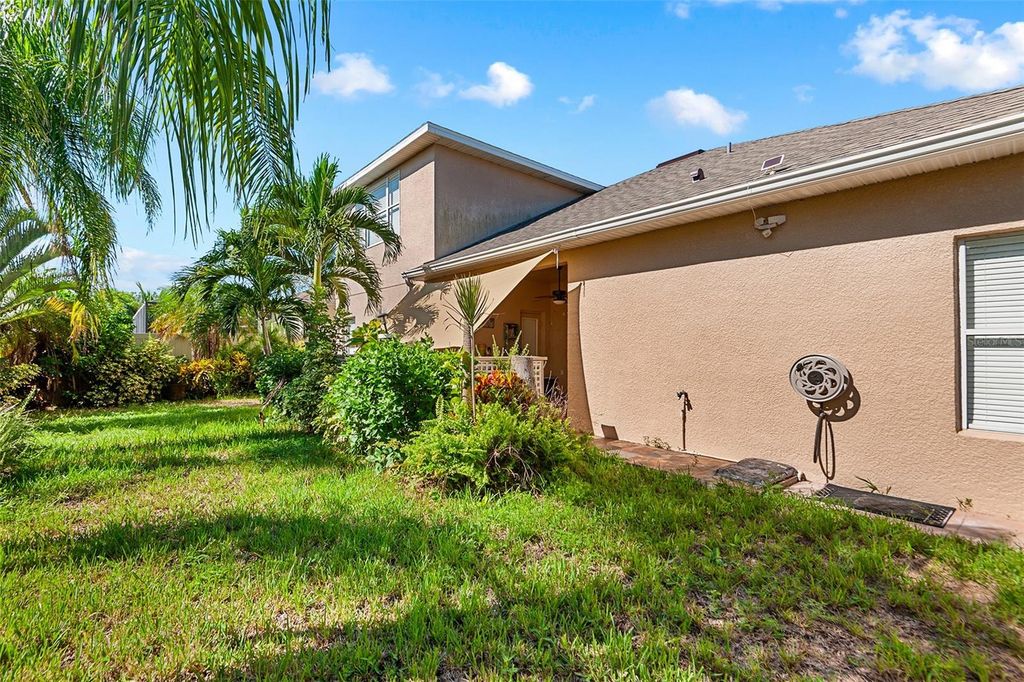Image 31 of property listing at 443 YORK DALE DRIVE, Ruskin, FL 33570
