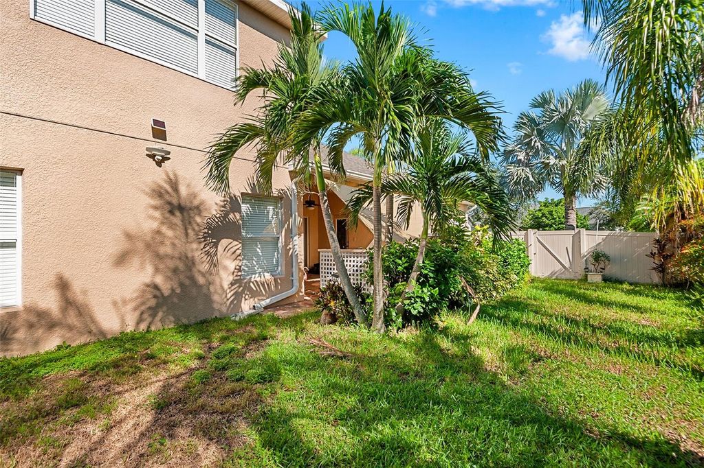 Image 32 of property listing at 443 YORK DALE DRIVE, Ruskin, FL 33570
