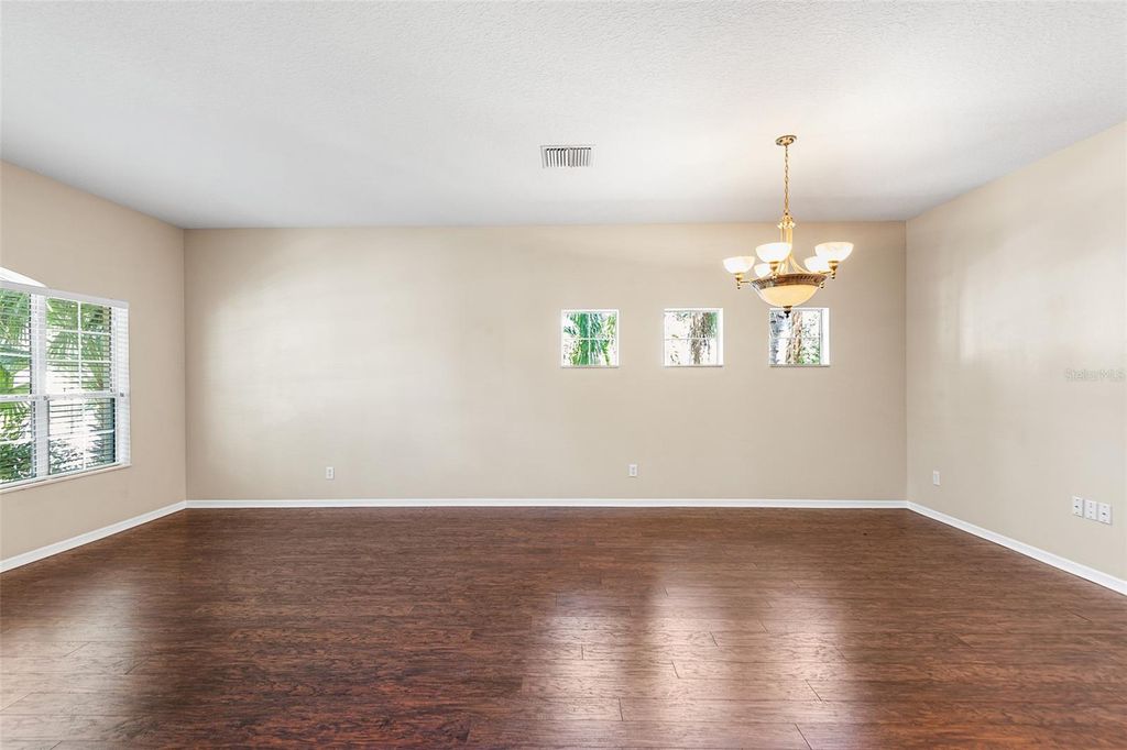 Image 5 of property listing at 443 YORK DALE DRIVE, Ruskin, FL 33570