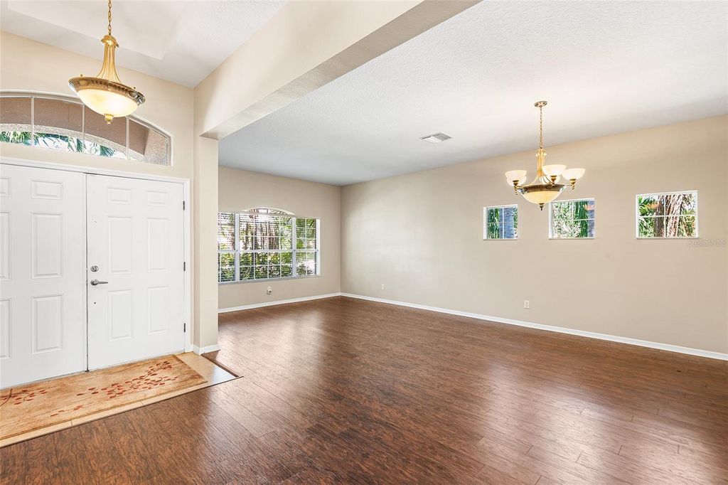 Image 6 of property listing at 443 YORK DALE DRIVE, Ruskin, FL 33570
