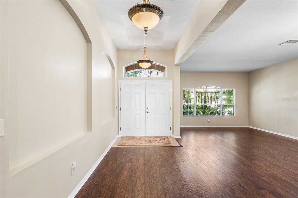 Image 7 of property listing at 443 YORK DALE DRIVE, Ruskin, FL 33570