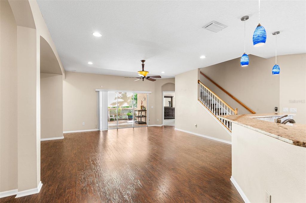 Image 8 of property listing at 443 YORK DALE DRIVE, Ruskin, FL 33570