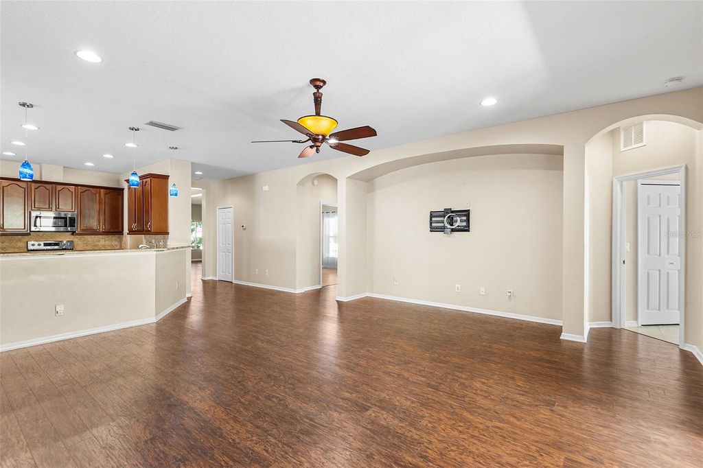 Image 10 of property listing at 443 YORK DALE DRIVE, Ruskin, FL 33570