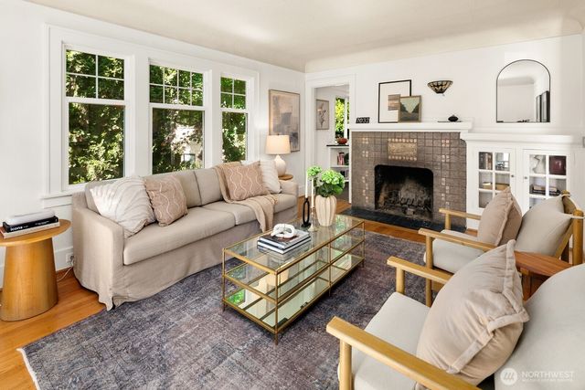 7032 15th Avenue NE, Seattle, WA 98115