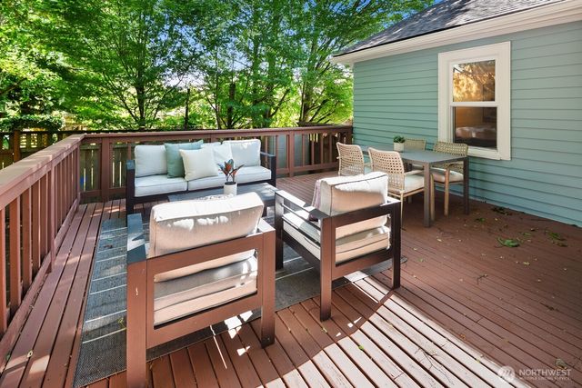 7032 15th Avenue NE, Seattle, WA 98115