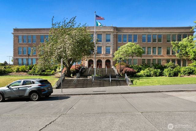 7032 15th Avenue NE, Seattle, WA 98115