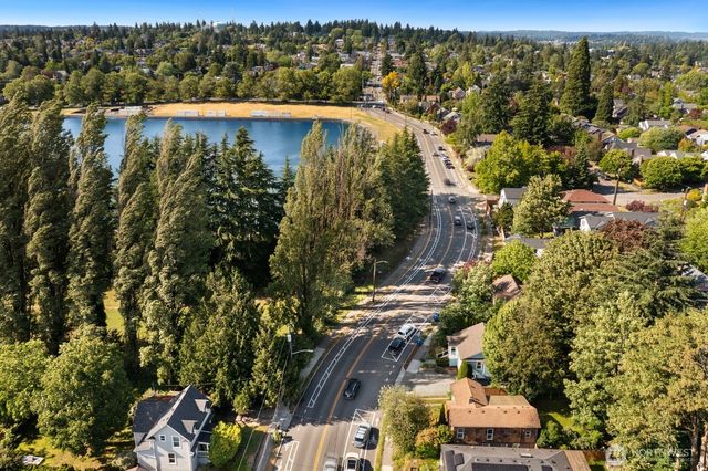 7032 15th Avenue NE, Seattle, WA 98115