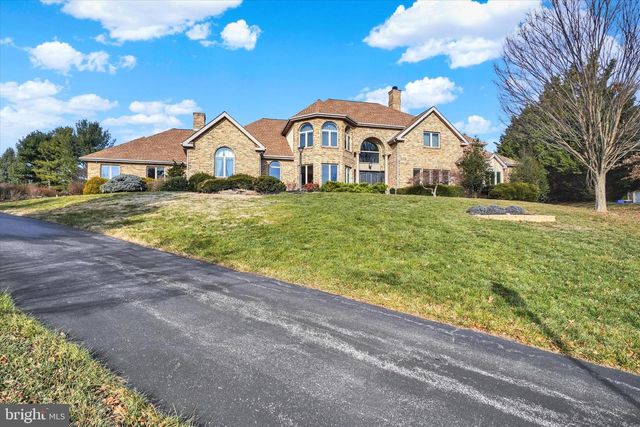 1085 WYNDWARD CT, York, PA 17403