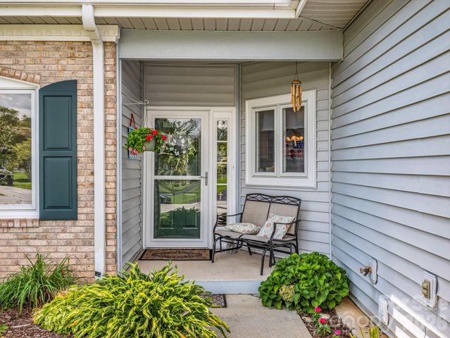 20 Country Meadows Lane, Hendersonville, NC 28792