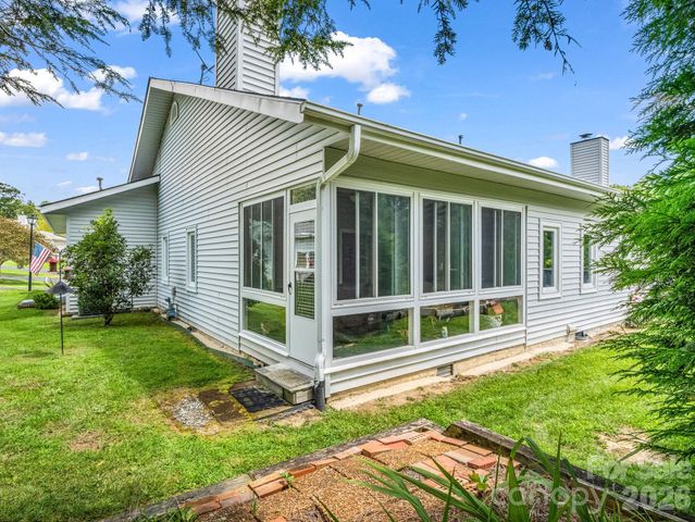 20 Country Meadows Lane, Hendersonville, NC 28792