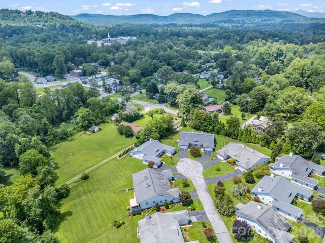 20 Country Meadows Lane, Hendersonville, NC 28792