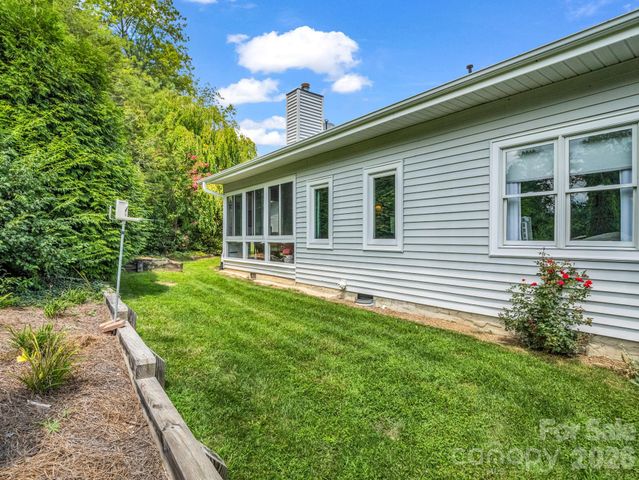 20 Country Meadows Lane, Hendersonville, NC 28792