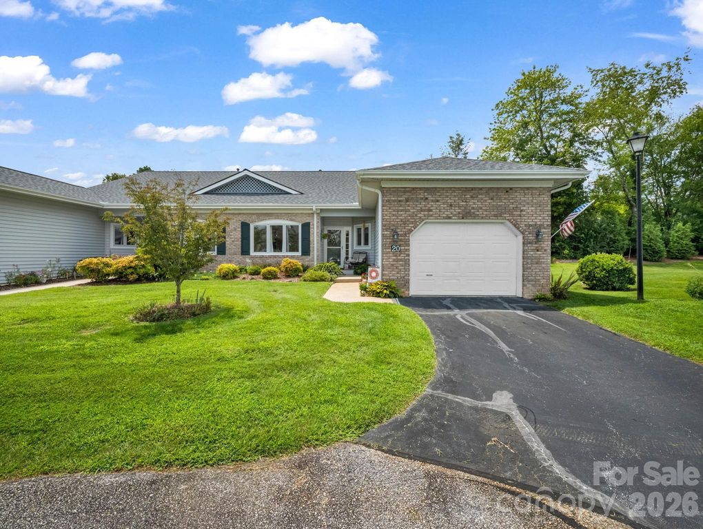 20 Country Meadows Lane, Hendersonville, NC 28792