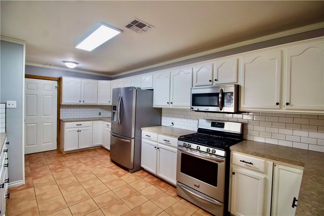 843 W H Ave, Kingsville, TX 78363