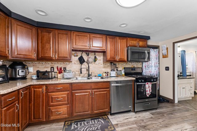 413 E Campbell Rd Extension, Rotterdam, NY 12303