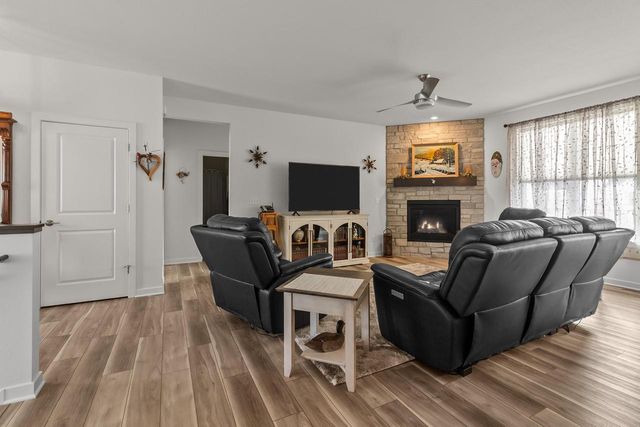 2689 Mapleton AVENUE, East Troy, WI 53120