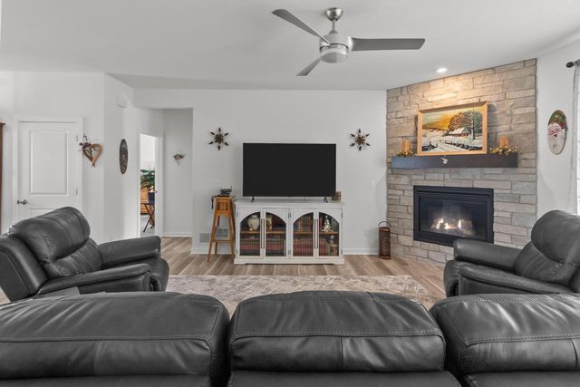 2689 Mapleton AVENUE, East Troy, WI 53120